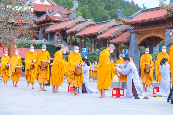 Cúng Dường Chùa Ba Vàng Là Gì? Ý Nghĩa, Quy Trình Và Lưu Ý Dành Cho Phật Tử Cúng Dường Chùa Ba Vàng Là Gì? Ý Nghĩa, Quy Trình Và Lưu Ý Dành Cho Phật Tử