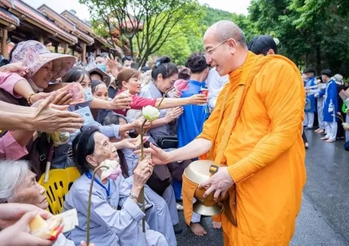 Cúng Dường Chùa Ba Vàng Là Gì? Ý Nghĩa, Quy Trình Và Lưu Ý Dành Cho Phật Tử Cúng Dường Chùa Ba Vàng Là Gì? Ý Nghĩa, Quy Trình Và Lưu Ý Dành Cho Phật Tử