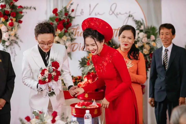 Cúng Gia Tiên Là Gì? Ý Nghĩa Và Quy Trình Nghi Lễ Truyền Thống Trong Đám Cưới Việt Nam