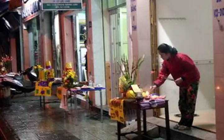 Thứ Tự Cúng Giao Thừa Đúng Chuẩn: Cúng Ngoài Trời Trước Hay Trong Nhà Trước Theo Phong Tục?