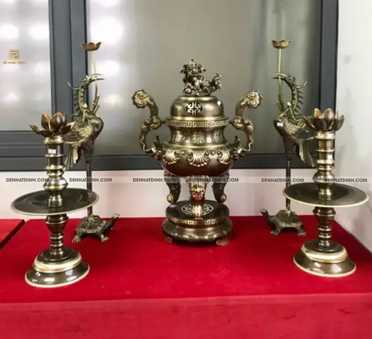 Chọn Mua Bộ Đỉnh Đồng Thờ Cúng Nhỏ: Báo Giá, Kích Thước Chuẩn & Cách Bài Trí Cho Bàn Thờ Treo, Chung Cư