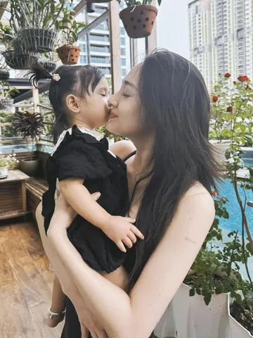 100+ Hình Ảnh Bảo Duy Cùng Vợ Và Hai Con Gái Xinh 100+ Hình Ảnh Bảo Duy Cùng Vợ Và Hai Con Gái Xinh