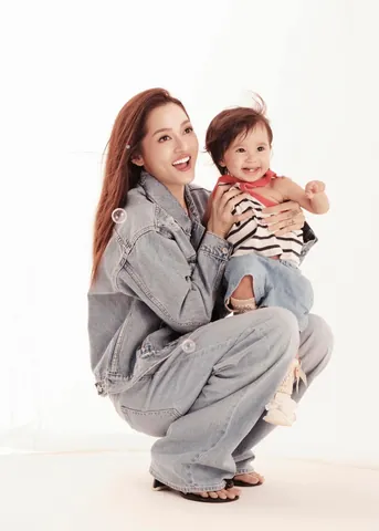 100+ Hình Ảnh Bảo Duy Cùng Vợ Và Hai Con Gái Xinh 100+ Hình Ảnh Bảo Duy Cùng Vợ Và Hai Con Gái Xinh