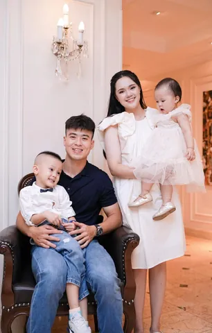 100+ Hình Ảnh Bảo Duy Cùng Vợ Và Hai Con Gái Xinh 100+ Hình Ảnh Bảo Duy Cùng Vợ Và Hai Con Gái Xinh