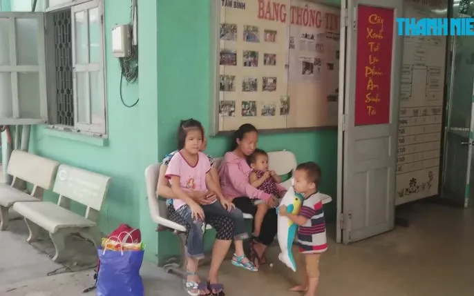100+ Hình Ảnh Bé Gái Xin Ăn Dễ Thương, Hình Nền Bé Ăn Ngon 4k