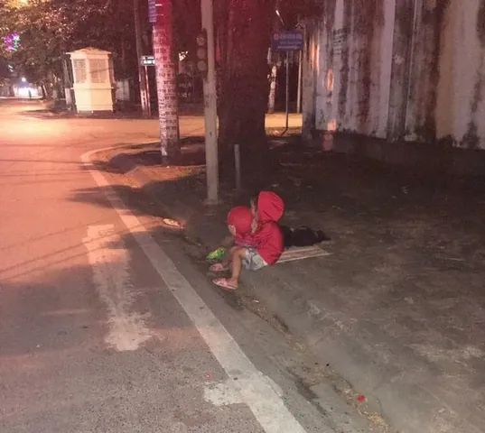 100+ Hình Ảnh Bé Gái Xin Ăn Dễ Thương, Hình Nền Bé Ăn Ngon 4k