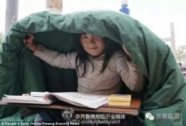 100+ Hình Ảnh Bé Gái Xin Ăn Dễ Thương, Hình Nền Bé Ăn Ngon 4k