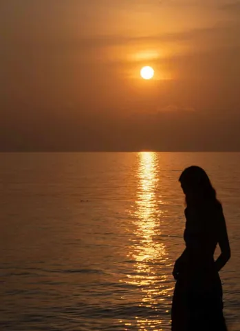 100+ Hình Ảnh Bình Minh Trên Biển Và Cô Girl Xinh 4k Chill Cực Đã