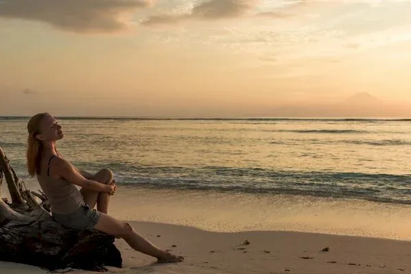 100+ Hình Ảnh Cô Gái Buồn Trước Biển Chill, Deep Cực Chất