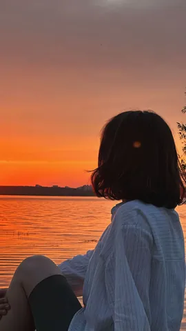 100+ Hình Ảnh Cô Gái Buồn Trước Biển Chill, Deep Cực Chất