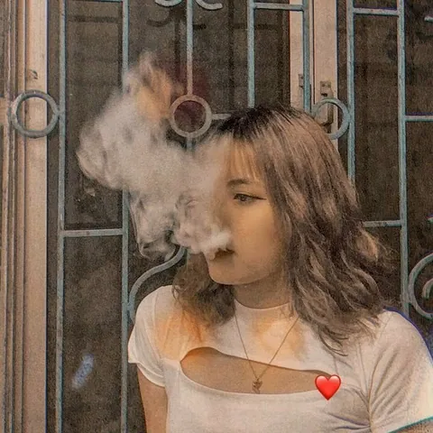 100+ Hình Ảnh Cô Gái Cầm Điếu Thuốc Chill, Vibe Nghệ Thuật Cực Đẹp