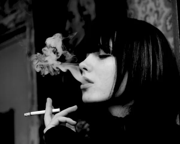 100+ Hình Ảnh Cô Gái Cầm Điếu Thuốc Chill, Vibe Nghệ Thuật Cực Đẹp