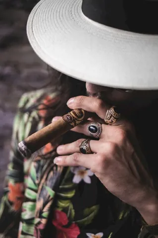 100+ Hình Ảnh Cô Gái Cầm Điếu Thuốc Chill, Vibe Nghệ Thuật Cực Đẹp