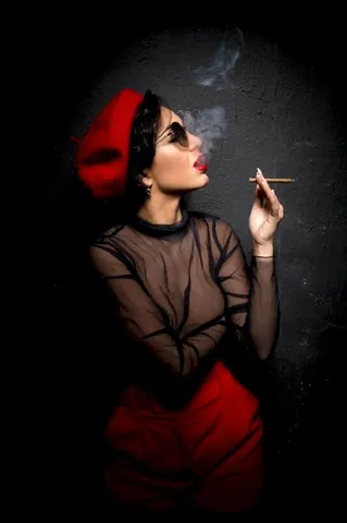 100+ Hình Ảnh Cô Gái Cầm Điếu Thuốc Chill, Vibe Nghệ Thuật Cực Đẹp