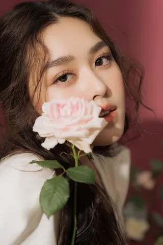 100+ Hình Ảnh Cô Gái Cầm Hoa Đẹp Full 4k, Hình Nền Avatar Cực Chill 100+ Hình Ảnh Cô Gái Cầm Hoa Đẹp Full 4k, Hình Nền Avatar Cực Chill