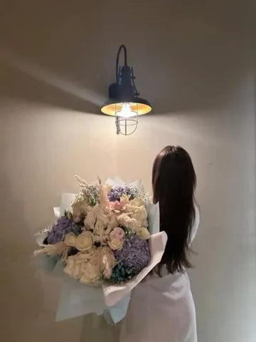 100+ Hình Ảnh Cô Gái Cầm Hoa Đẹp Full 4k, Hình Nền Avatar Cực Chill 100+ Hình Ảnh Cô Gái Cầm Hoa Đẹp Full 4k, Hình Nền Avatar Cực Chill