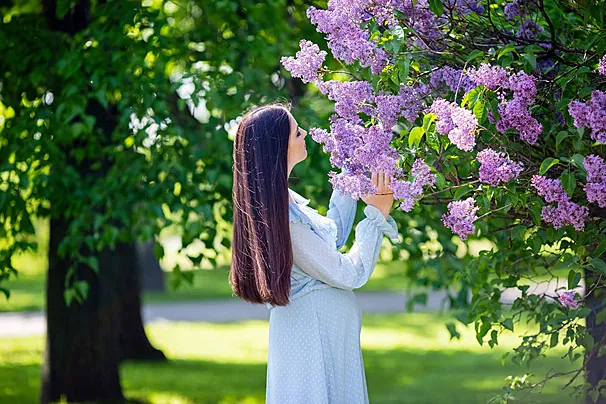100+ Hình Ảnh Cô Gái Chơi Vs Hoa Đẹp Mê Ly, Màu Sắc Rực Rỡ