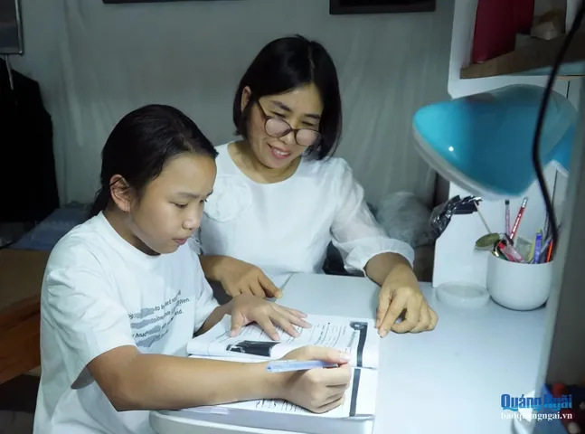 100+ Hình Ảnh Con Gái Cầm Tay Người Khác Full 4k Chất Lượng Cao