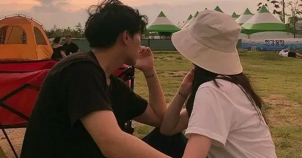 100+ Hình Ảnh Gái Cột Giày Cho Bạn Trai Ngọt, 100+ Ảnh Couple Yêu Thương