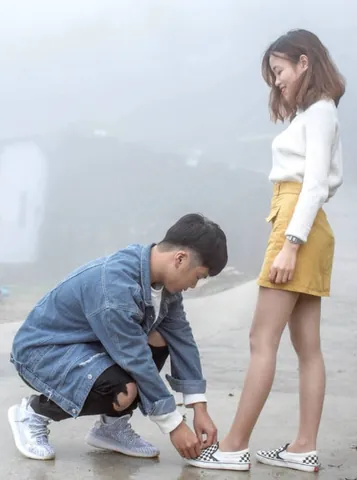 100+ Hình Ảnh Gái Cột Giày Cho Bạn Trai Ngọt, 100+ Ảnh Couple Yêu Thương