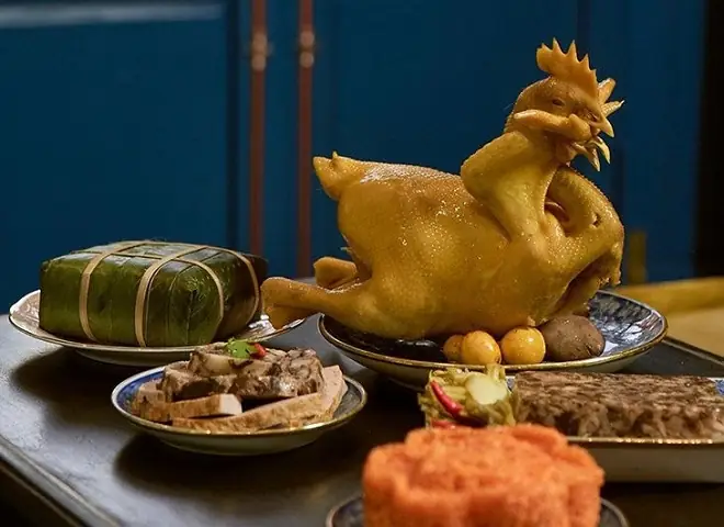 Cách Tạo Dáng Gà Cúng Đẹp Chuẩn Phong Thủy: Hướng Dẫn Buộc Gà Cánh Tiên, Chéo Cánh, Ngậm Hoa Chi Tiết