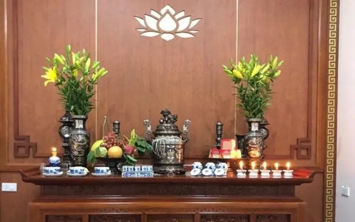 Có Nên Cúng Hoa Ly Cho Ông Địa Không? Ý Nghĩa, Kỵ Kỵ Và Cách Cắm Chuẩn Theo Phong Thủy