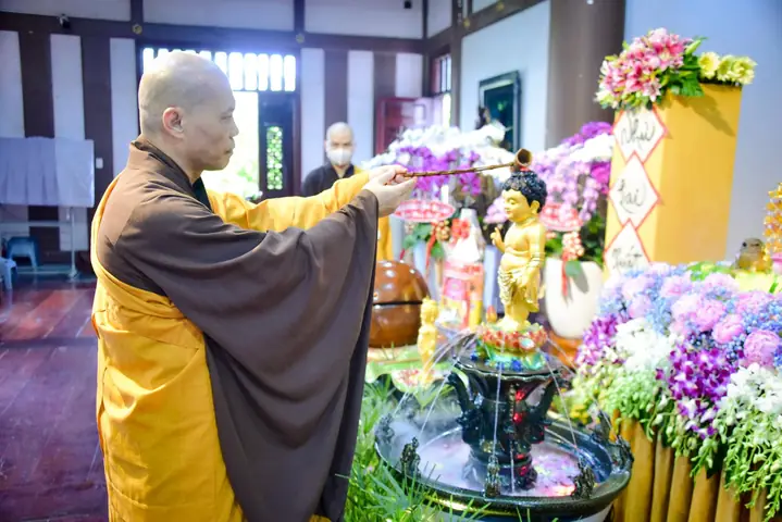 Kiếp Này Dâng Hoa Cúng Phật: Công Đức, Quả Báo Thân Xinh Đẹp & Cách Cúng Dường Đúng Pháp