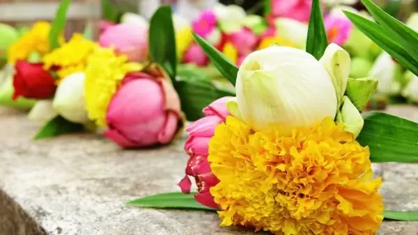 Lễ Cúng Phật Gồm Những Gì? Hướng Dẫn Đầy Đủ Các Vật Cần Chuẩn Bị Cho Lễ Cúng Trang Nghiêm
