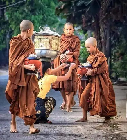 Lợi Ích Của Việc Cúng Dường: Phước Báu Vô Lượng, Ý Nghĩa Cốt Lõi Và Tâm Niệm Đúng Đắn Lợi Ích Của Việc Cúng Dường: Phước Báu Vô Lượng, Ý Nghĩa Cốt Lõi Và Tâm Niệm Đúng Đắn