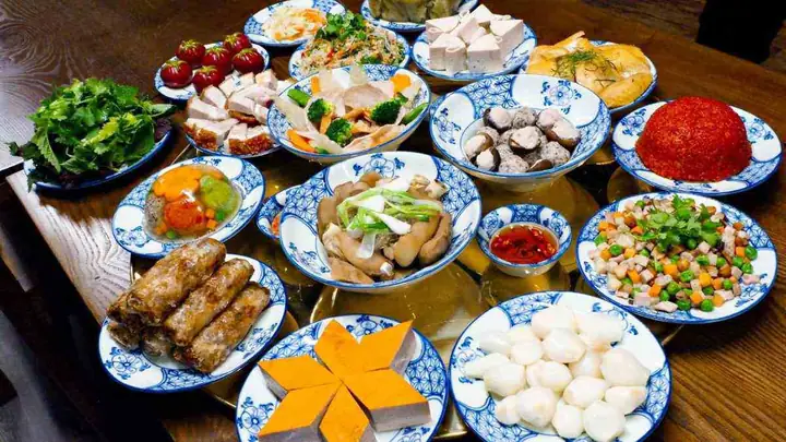Hướng Dẫn Chuẩn Bị Mâm Cúng Mùng 1 Hàng Tháng Đầy Đủ: Lễ Vật, Cách Bày Và Văn Khấn Chuẩn Nhất