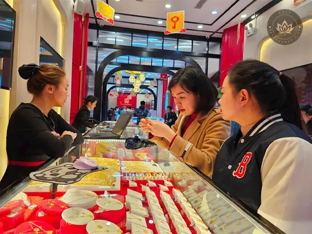 Mua Vàng Ngày Vía Thần Tài Có Phải Cúng Không? Giải Đáp & Bí Quyết Mua Vàng May Mắn Cả Năm Mua Vàng Ngày Vía Thần Tài Có Phải Cúng Không? Giải Đáp & Bí Quyết Mua Vàng May Mắn Cả Năm