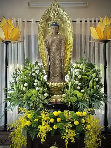 Hướng Dẫn Nghệ Thuật Cắm Hoa Cúng Phật Tại Nhà: Các Dáng Cắm Đẹp, Đúng Quy Chuẩn Và Ý Nghĩa Tâm Linh