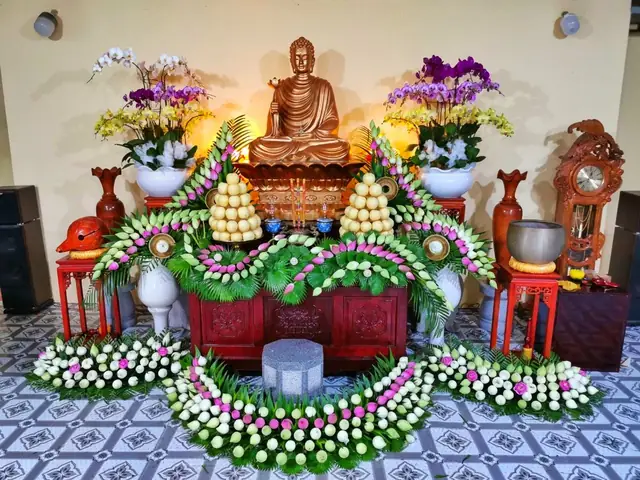 Hướng Dẫn Nghệ Thuật Cắm Hoa Cúng Phật Tại Nhà: Các Dáng Cắm Đẹp, Đúng Quy Chuẩn Và Ý Nghĩa Tâm Linh