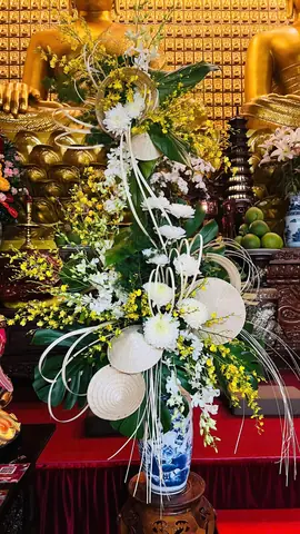 Hướng Dẫn Nghệ Thuật Cắm Hoa Cúng Phật Tại Nhà: Các Dáng Cắm Đẹp, Đúng Quy Chuẩn Và Ý Nghĩa Tâm Linh