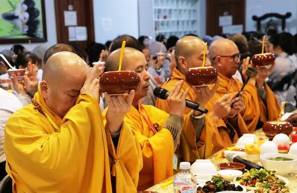 Tổng Hợp Nghi Thức Cúng Dường Phật Giáo: Văn Khấn Cúng Ngọ, Quá Đường, Thọ Trại Chi Tiết