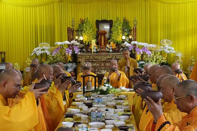 Tổng Hợp Nghi Thức Cúng Dường Phật Giáo: Văn Khấn Cúng Ngọ, Quá Đường, Thọ Trại Chi Tiết