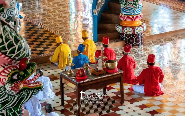 Toàn Tập Nghi Thức Thờ Cúng Đạo Cao Đài: Quy Trình, Lễ Phẩm Và Các Lễ Cúng Chính Tại Tư Gia, Thánh Thất Toàn Tập Nghi Thức Thờ Cúng Đạo Cao Đài: Quy Trình, Lễ Phẩm Và Các Lễ Cúng Chính Tại Tư Gia, Thánh Thất