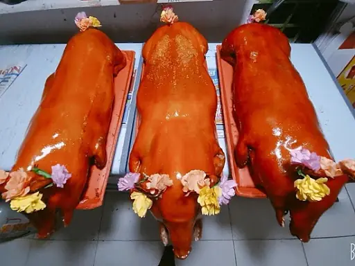 Phong Tục Cúng Heo Quay: Hướng Dẫn Cách Đặt Mâm Chuẩn, Hướng Đầu Heo, Ý Nghĩa Và Dịp Cúng Đúng Lễ Nghi