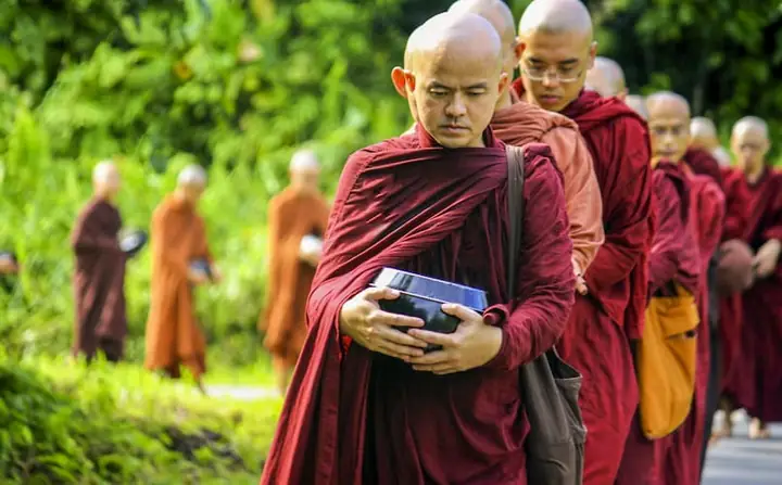 Phước Báu Cúng Dường Phật, Tăng, Tam Bảo: Ý Nghĩa, 10 Công Đức Vô Lượng & Căn Cứ Kinh Điển