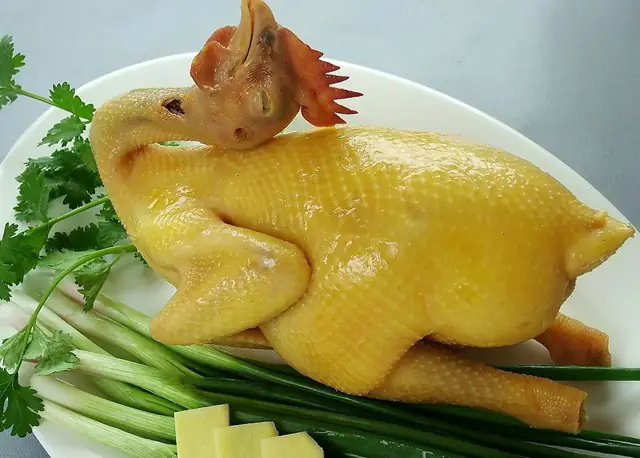 Cách Chọn, Luộc Và Trình Bày Gà Cúng Giao Thừa Chuẩn Phong Thủy: Đẹp, Vàng Bóng, Không Nứt Da