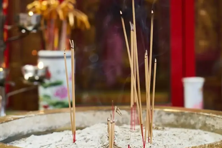 Nên Tỉa Chân Nhang Trước Hay Sau Cúng Ông Táo? Quy Trình Và Lưu Ý Chuẩn Nhất Nên Tỉa Chân Nhang Trước Hay Sau Cúng Ông Táo? Quy Trình Và Lưu Ý Chuẩn Nhất