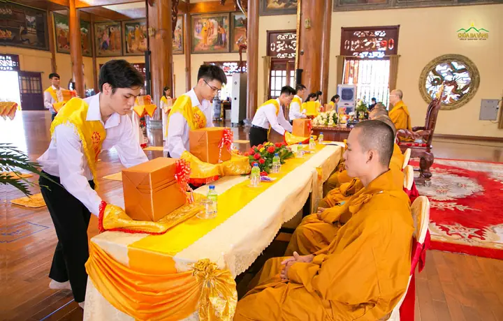 Vật Phẩm Cúng Dường Trai Tăng: Danh Sách Chi Tiết 4 Nhu Cầu, Ý Nghĩa Và Cách Bày Triệu Đúng Chuẩn