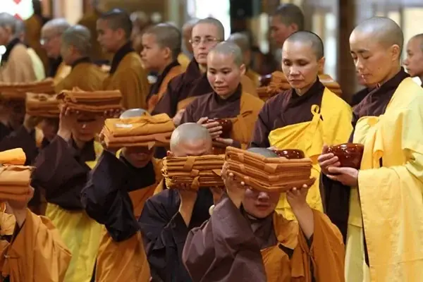 Vật Phẩm Cúng Dường Trai Tăng: Danh Sách Chi Tiết 4 Nhu Cầu, Ý Nghĩa Và Cách Bày Triệu Đúng Chuẩn