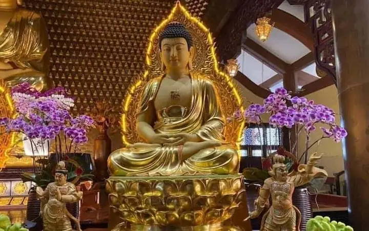 Tìm Hiểu Ý Nghĩa Cúng Đèn Cúng Phật: Tượng Trưng, Công Đức 10 Điều Và Lời Cầu Nguyện Đúng Pháp