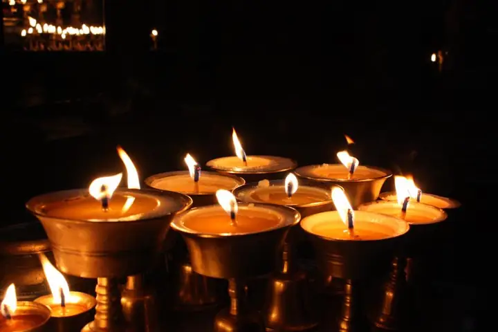 Tìm Hiểu Ý Nghĩa Cúng Đèn Cúng Phật: Tượng Trưng, Công Đức 10 Điều Và Lời Cầu Nguyện Đúng Pháp