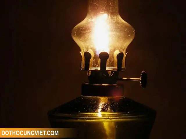 Tìm Hiểu Ý Nghĩa Cúng Đèn Cúng Phật: Tượng Trưng, Công Đức 10 Điều Và Lời Cầu Nguyện Đúng Pháp