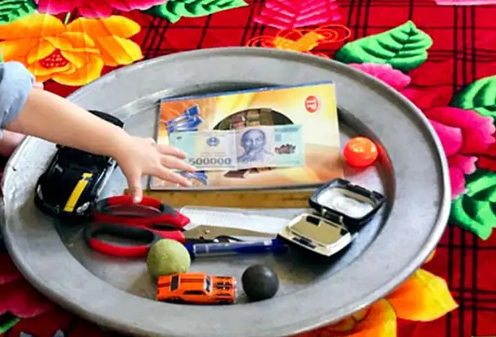 Bỏ Đồ Gì Để Bé Lựa Chọn Cúng Thôi Nôi Ý Nghĩa Và Dự Đoán Tương Lai Bỏ Đồ Gì Để Bé Lựa Chọn Cúng Thôi Nôi Ý Nghĩa Và Dự Đoán Tương Lai