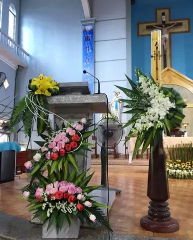 Bông Cúng Đạo Chúa: Loại Hoa Phù Hợp, Ý Nghĩa & Cách Cắm Bàn Thờ Công Giáo Bông Cúng Đạo Chúa: Loại Hoa Phù Hợp, Ý Nghĩa & Cách Cắm Bàn Thờ Công Giáo