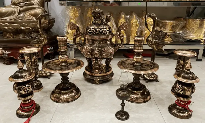 Các Mặt Hàng Đồ Thờ Cúng Phổ Biến: Từ Gốm Sứ Bát Tràng Đến Đồ Đồng Cao Cấp Các Mặt Hàng Đồ Thờ Cúng Phổ Biến: Từ Gốm Sứ Bát Tràng Đến Đồ Đồng Cao Cấp