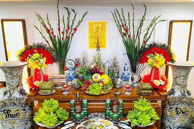 Cách Cắm Hoa Cúng Tết Đẹp: Hướng Dẫn Chi Tiết Cho Bàn Thờ May Mắn Cả Năm Cách Cắm Hoa Cúng Tết Đẹp: Hướng Dẫn Chi Tiết Cho Bàn Thờ May Mắn Cả Năm